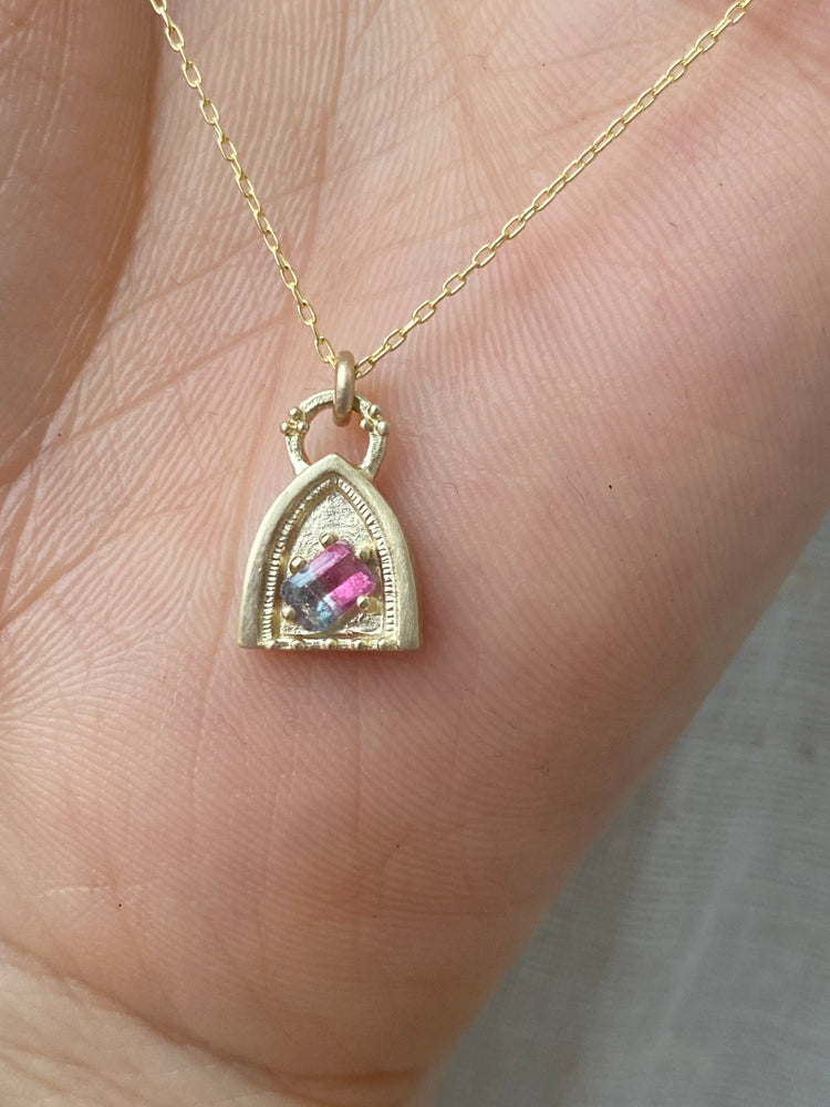 Chapel with Pinkish-purple Spinel -N181YG-G