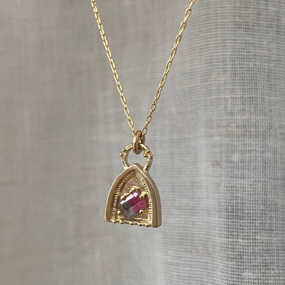 Chapel with Pinkish-purple Spinel -N181YG-G